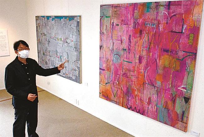 「作品を見て心を弾ませてほしい」と話す新井知生さん＝鳥取市丸山町、ギャラリー３３０
