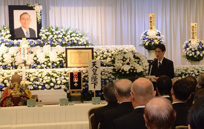 細田博之氏の葬儀で、遺族を代表してあいさつする長男の明伸氏（奥右）＝東京・西五反田、桐ケ谷斎場