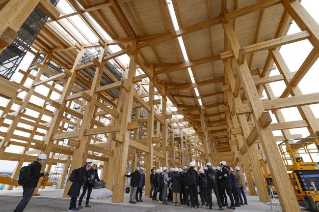 報道陣に初めて公開された、２０２５年大阪・関西万博会場の木造大屋根「リ ング」の建設現場＝１１月２７日午後、大阪市の夢洲