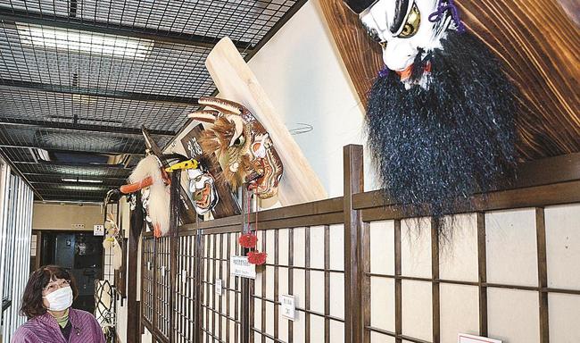 神楽面の作品を鑑賞する来場者=浜田市三隅町古市場、石州和紙会館