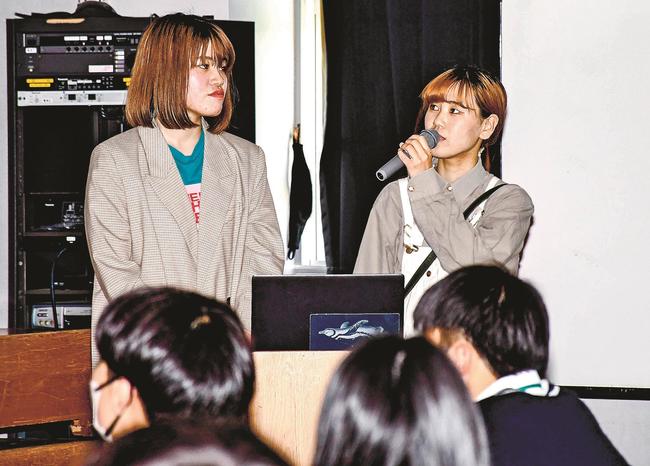 共同研究の中間報告をする島根大の学生＝松江市西津田９丁目、開星高校