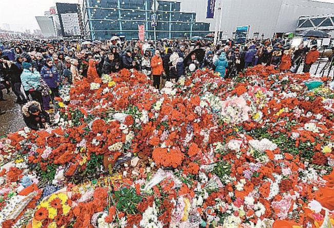 銃乱射があったモスクワ郊外のコンサートホール「クロッカス・シティ・ホール」で、犠牲者を悼んで供えられた花＝２４日（タス＝共同）