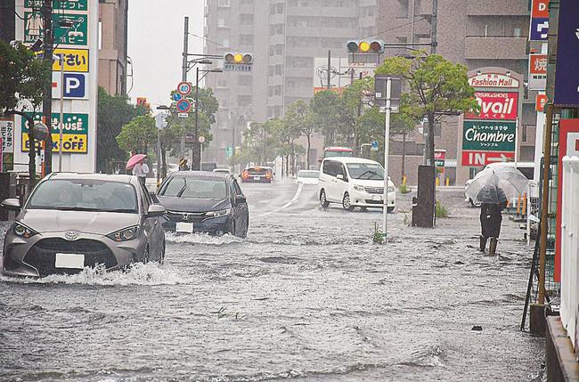 降り続く雨で浸水した道路＝８日午前９時半、松江市黒田町