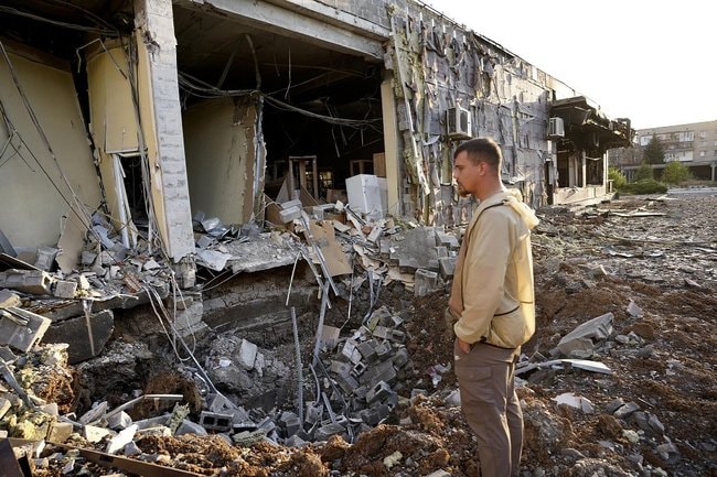 ウクライナ東部ドネツク州ドブロピリャで、誘導滑空爆弾の被害を受けた商業施設＝９月１９日（共同）
