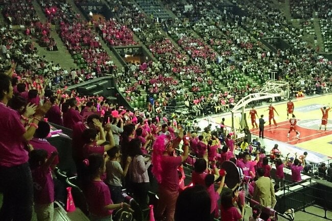 ｂｊリーグの決勝前、「秋田県民歌」を歌う秋田ノーザンハピネッツのファン＝２０１５年５月、東京都内