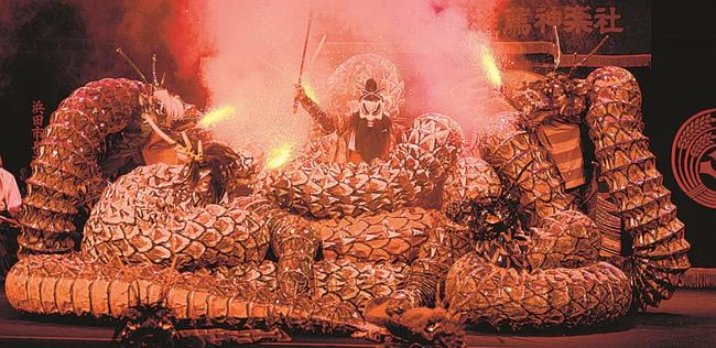 大蛇（おろち）を演じ、全国に日本遺産・石見神楽をアピールする石見神楽長沢社中＝松江市殿町、島根県民会館