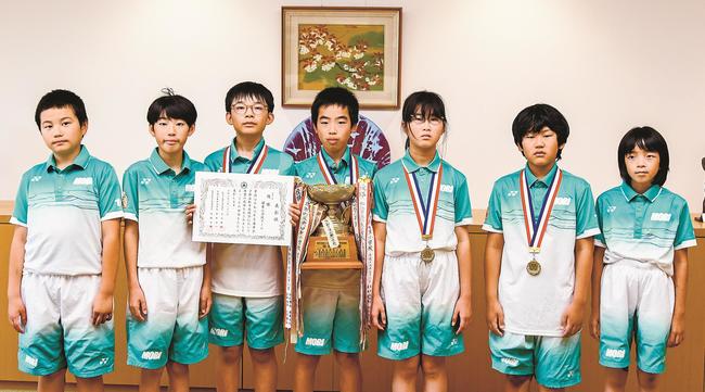 全国大会での活躍を誓う児童たち＝安来市安来町、市役所安来庁舎