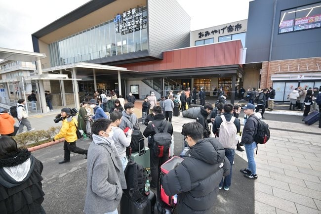 駅前の広場に避難する利用客ら=6日午前11時31分、米子市弥生町、JR米子駅