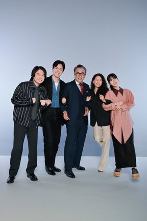 10月1日スタート『もしもこの世が舞台なら、楽屋はどこにあるのだろう』より（左から）神木隆之介、菅田将暉、三谷幸喜、二階堂ふみ、浜辺美波 （C）フジテレビ
