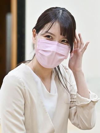 将棋界初の姉妹対局に敗れ、感想を述べる里見咲紀女流初段=27日午後、大阪市の関西将棋会館