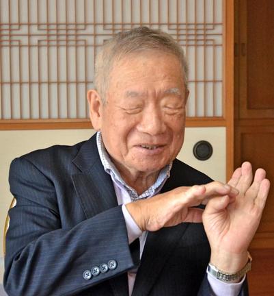 祖母と歩いた四十二浦の記憶をたどる小川幹雄さん＝2019年10月