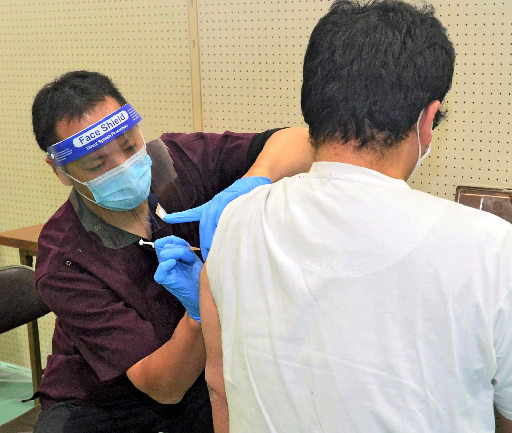 従来型ワクチンを接種する島根県民。オミクロン株対応ワクチンの接種条件となっている(資料)