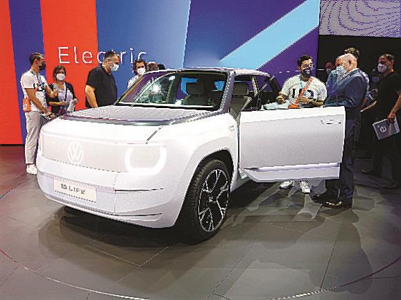 国際自動車ショーで展示されたフォルクスワーゲン（ＶＷ）車＝７日、ドイツ・ミュンヘン（共同）