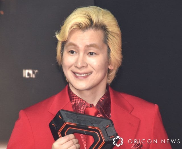 真っ赤なステージににんまりしたカズレーザー （C）ORICON NewS inc.