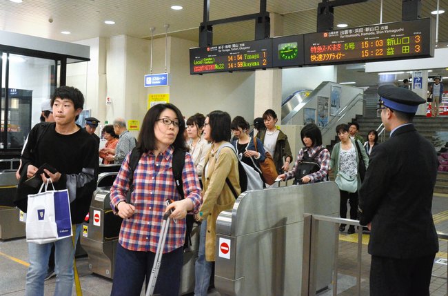 年度初めは就職や進学、旅行の時期。人の移動の増加が見込まれる（資料）