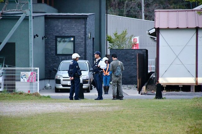 事故現場を調べる益田署員＝午後６時２０分、益田市乙吉町