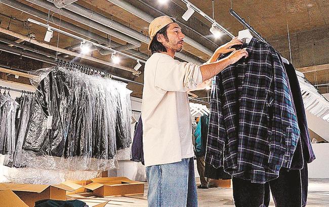 空きビルを活用した期間限定店舗に商品を陳列するチャムの村上和也代表＝松江市伊勢宮町