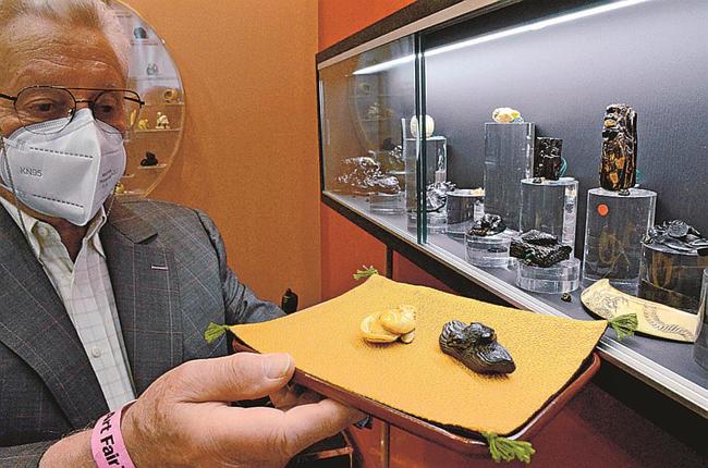 提物屋が出展した石見根付。手前右は清水巌の「流木に蛙」＝東京都千代田区、東京国際フォーラム