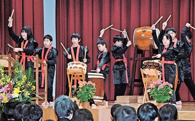 記念式典で太鼓の演奏を披露する中学部の生徒＝出雲市神西沖町、島根県立出雲養護学校