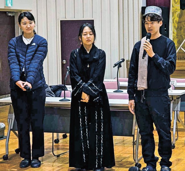 協力隊の活動を報告する（左から）鈴木みのりさん、板垣ゆいさん、藤戸拓実さん＝島根県海士町海士、隠岐開発総合センター