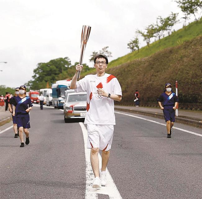 「立正大淞南高校を元気づけたい」との思いを胸に走る籾倉安貴さん＝島根県奥出雲町（代表撮影）