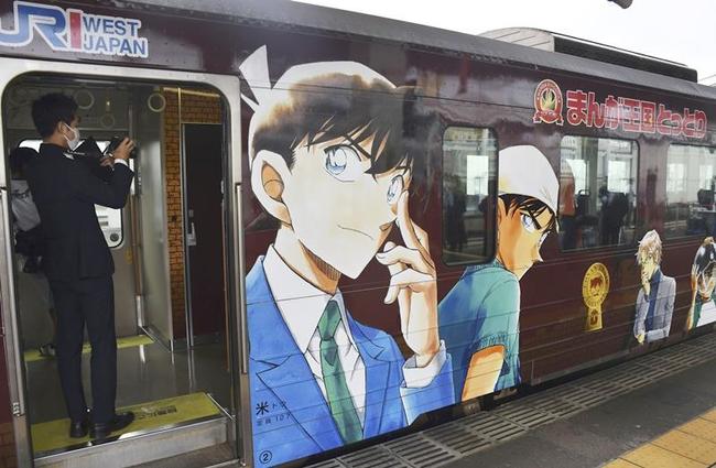 デザインがリニューアルされた「コナン列車」＝１８日午後、ＪＲ鳥取駅
