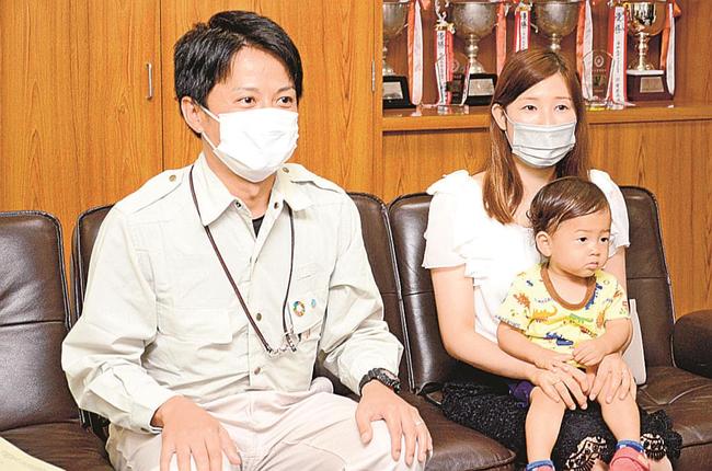 感謝状を贈られた中野剛さん（左）と家族＝出雲市塩冶有原町２丁目、出雲署
