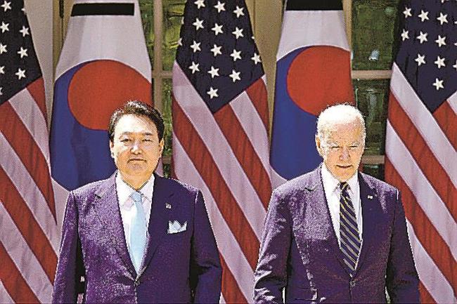 ４月２６日、ホワイトハウスで共同記者会見に臨むバイデン米大統領（右）と韓国の尹錫悦大統領（ゲッティ＝共同）