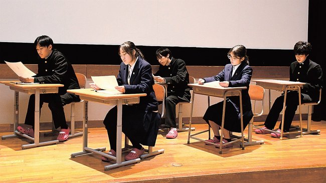 松江南演劇部「ヘルン先生」の一場面＝松江市八雲台１丁目、松江南高校