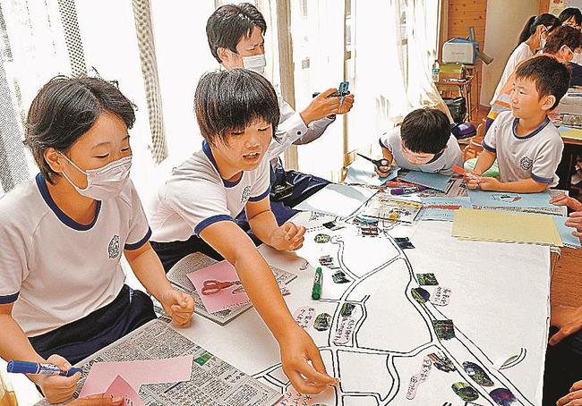 通学路の危険箇所を盛り込んだ自作の安全マップを作る児童＝浜田市金城町波佐、波佐小学校