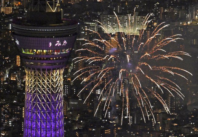 東京・隅田川花火大会で打ち上げられた花火。左は東京スカイツリー＝７月２６日夜（共同通信社ヘリから）
