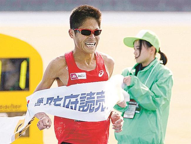 防府読売マラソンで優勝した川内優輝選手＝2023年12月３日、山口県防府市