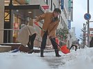 雪かきをする人たち＝２２日午前７時２４分、鳥取市東品治町