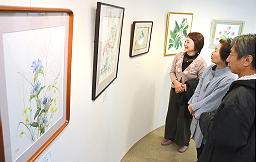 作品について来場者と意見交換する槙野良樹さん（右）