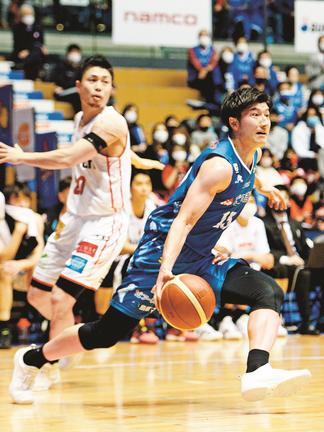 【第３４戦・島根ー大阪】第２クオーター、島根の白濱僚祐（右）がドリブルで切り込む＝松江市総合体育館