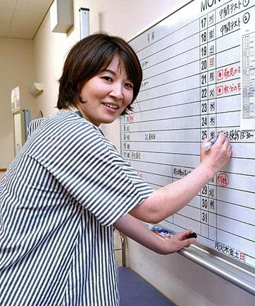 「生徒たちと関わり成長を身近に感じられることが仕事の喜び」と話す養護教諭の藤田志奈さん＝松江市島根町加賀、市立島根中学校