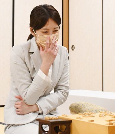 感想戦で対局を振り返る福間香奈女流四冠＝千葉県野田市、関根名人記念館