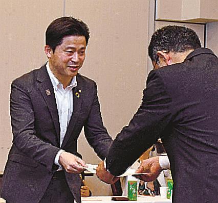 島根県土木部の五十川泰史部長（右）に要望書を手渡す上定昭仁会長＝松江市千鳥町、ホテル白鳥
