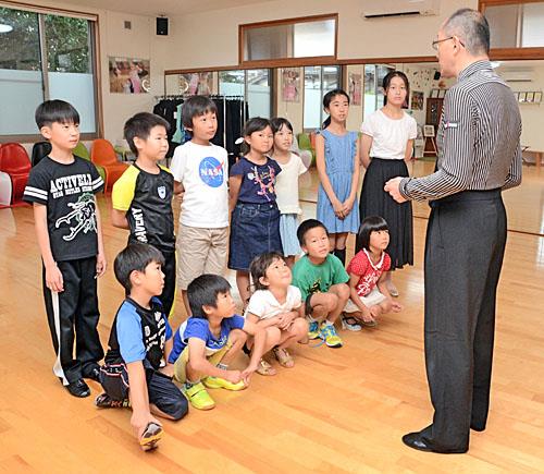仲間とともに江田哲也代表（右端）の指導を受ける煌也君（左端）＝安来市新十神町、社交ダンススタジオ「バル・ホール」