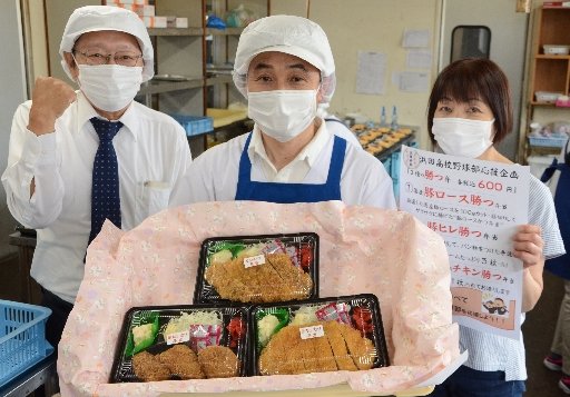 ３種の「勝つ弁」で浜田高校野球部にエールを送る多郎畑誠社長（中央）＝浜田市下府町、コーヒン商会