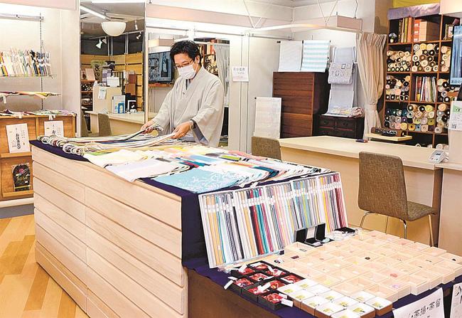 早々に浴衣を片付け、定番商品の帯留め、帯締めが並ぶ売り場＝松江市竪町、えんや呉服店