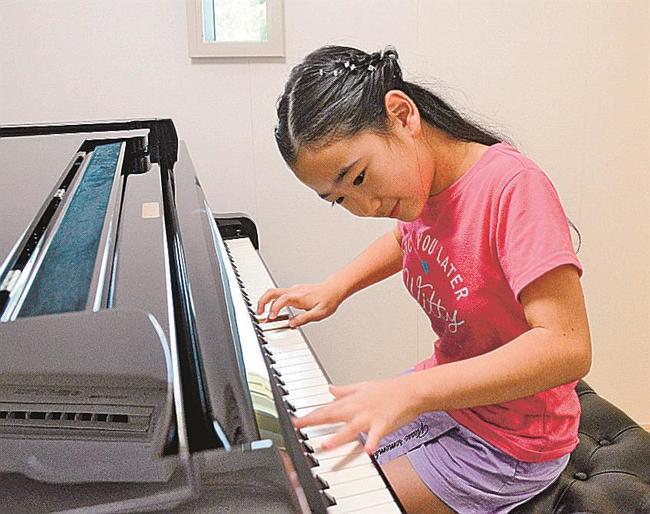 丁寧に感情を込めてピアノを弾く佐々木実紅さん＝松江市内