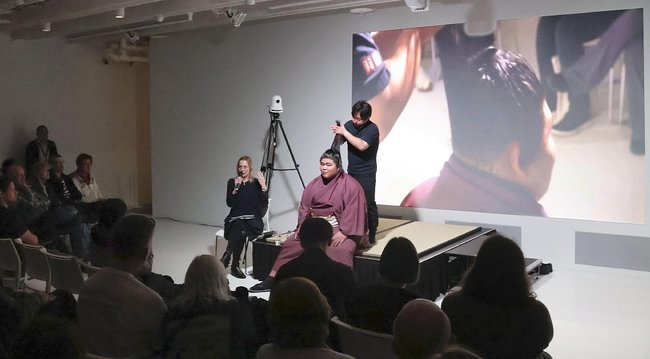 「ジャパン・ハウス」のイベントで大銀杏を披露した伯桜鵬∥１０月１４日、ロンドン（共同）