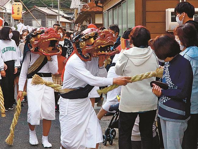 わらで編んだ「シッボ」で住民をたたきながら街を練り歩くガッチ＝松江市島根町野波