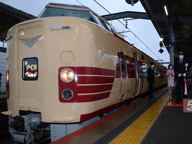 旧国鉄時代の塗装を復活させた特急やくも＝出雲市駅北町、ＪＲ出雲市駅