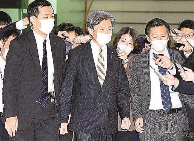 首相官邸に入る秋葉復興相（中央）＝２７日午前