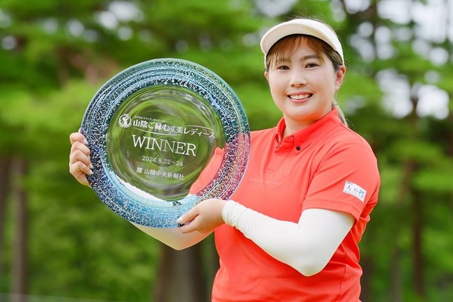 プレーオフの末に大会を制し、優勝トロフィーを手にする桑山紗月＝鳥取県伯耆町丸山、大山平原ゴルフクラブ