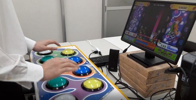 「pop'n music Lively」をプレーする記者