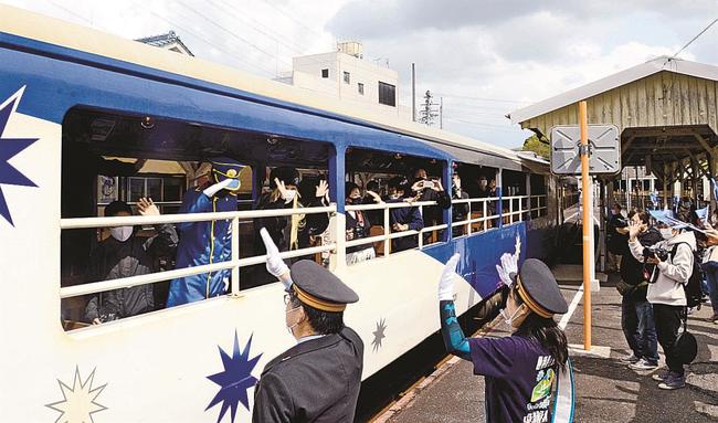 木次駅を出発する奥出雲おろち号＝雲南市木次町里方