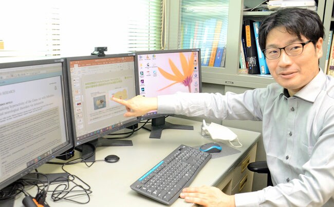 高血圧治療薬の有効性について説明する大西新特任教授=出雲市塩冶町、島根大医学部